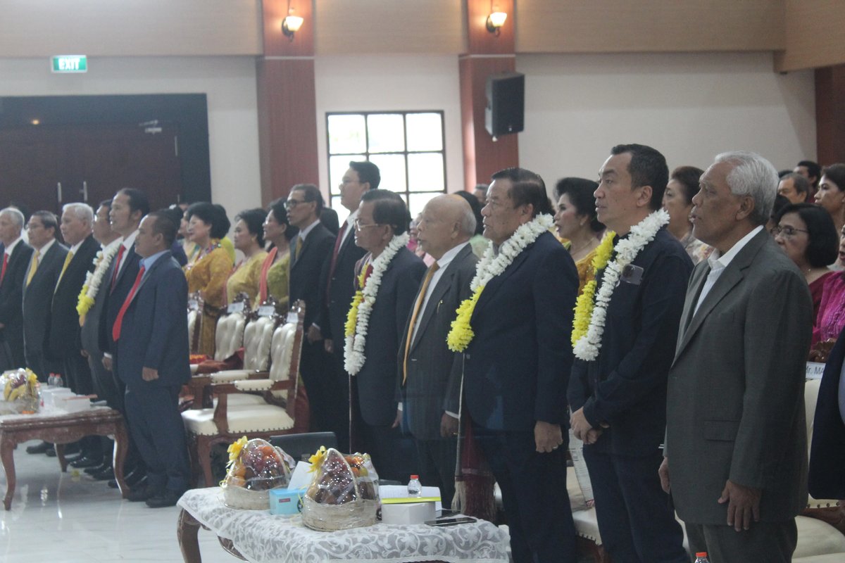 Suasana khidmat saat menyanyikan Indonesia Raya di acara pelantikan