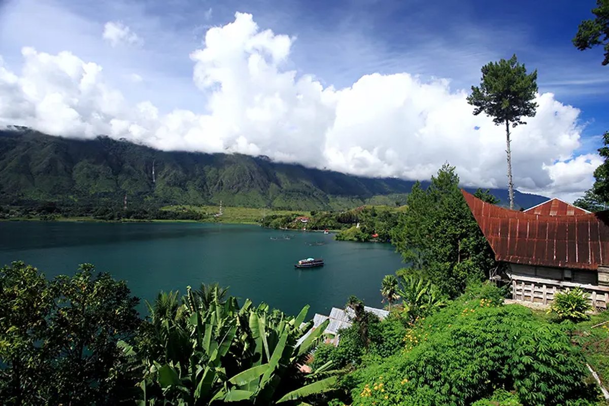 Keindahan Danau Toba — tanah leluhur Toga Sinaga