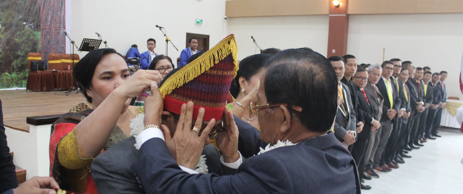 Pemasangan Sortopi, Sortali dan Ulos kepada Ketua Terpilih